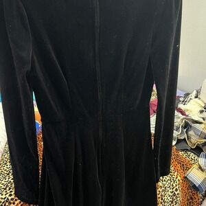 Black velvet Speechless dress with a flattering fit sz S